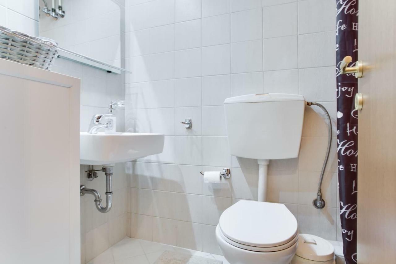 Melina'S Apartment By The Tube Athens Ngoại thất bức ảnh